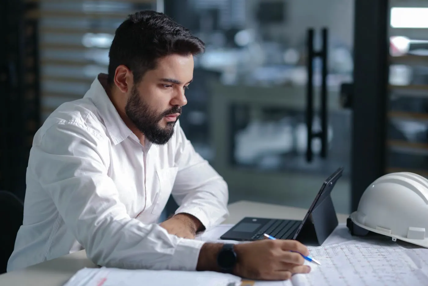 Engenheiro da Avolve elaborando o laudo técnico