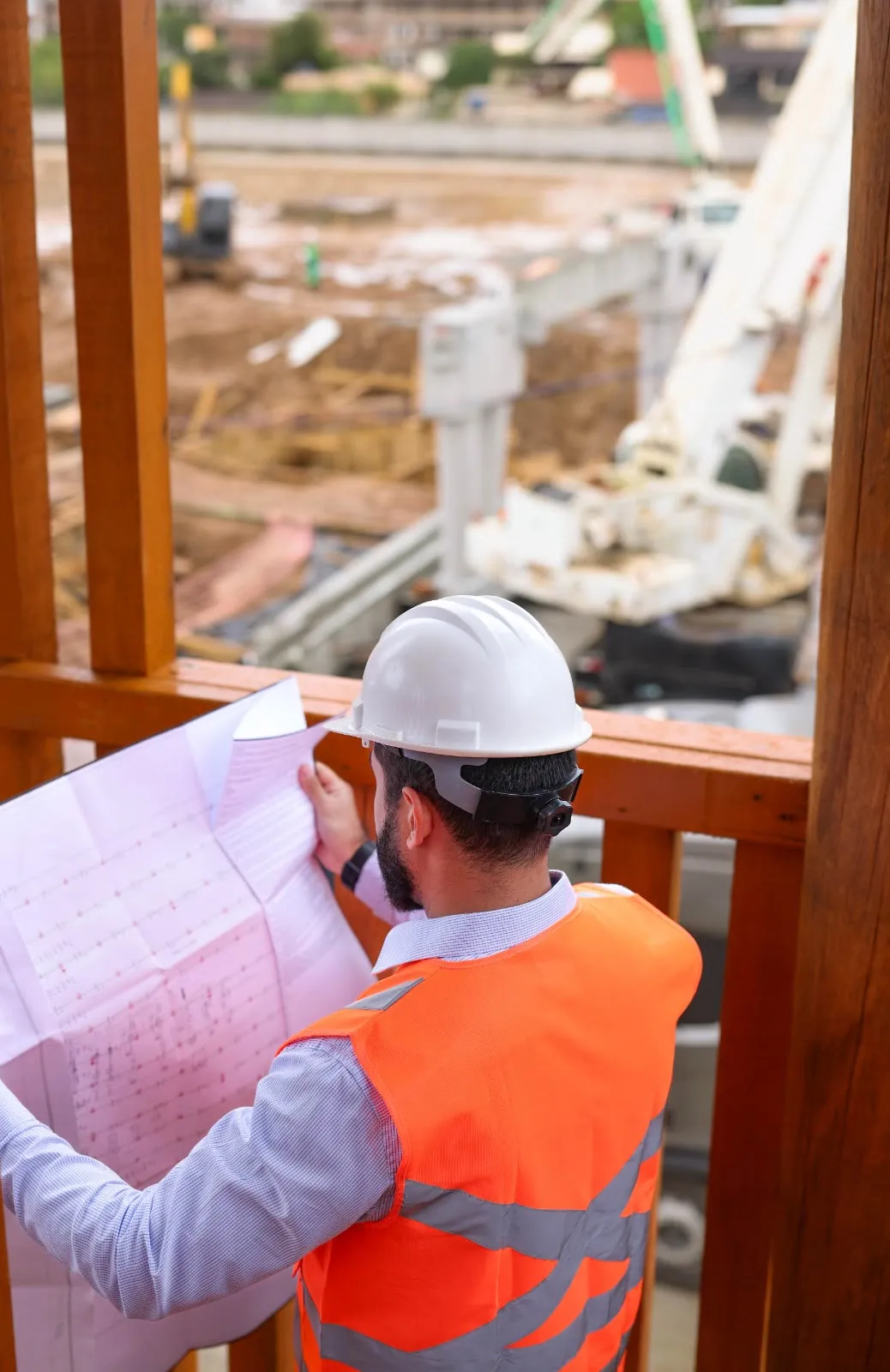 Técnico da Avolve conferindo a prancha do projeto na obra