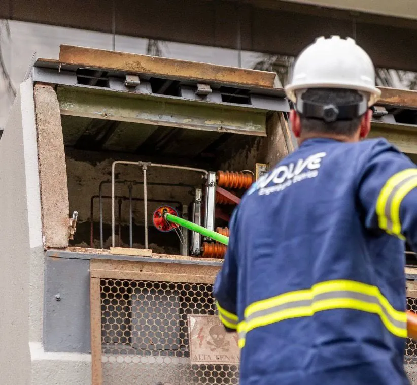 Técnico da Avolve em serviço de manutenção na subestação