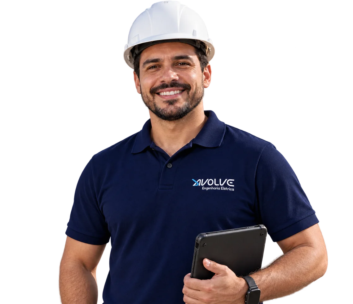 Engenheiro da Avolve com capacete, uniforme da empresa e tablet